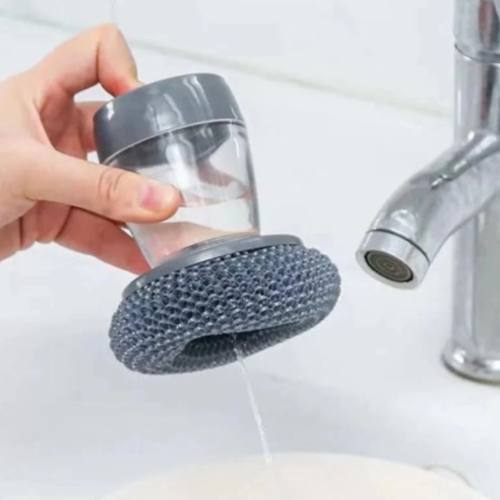 Scraper brush with reservoir for quick cleaning