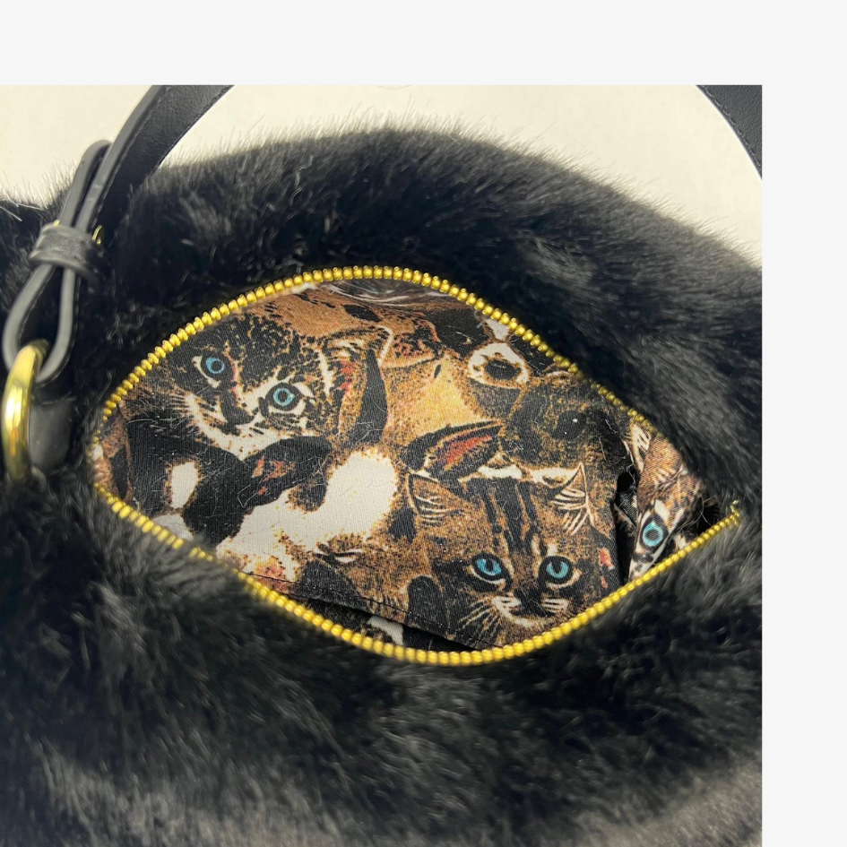 Uma bolsa de gato realista que faz sucesso em todos os lugares 