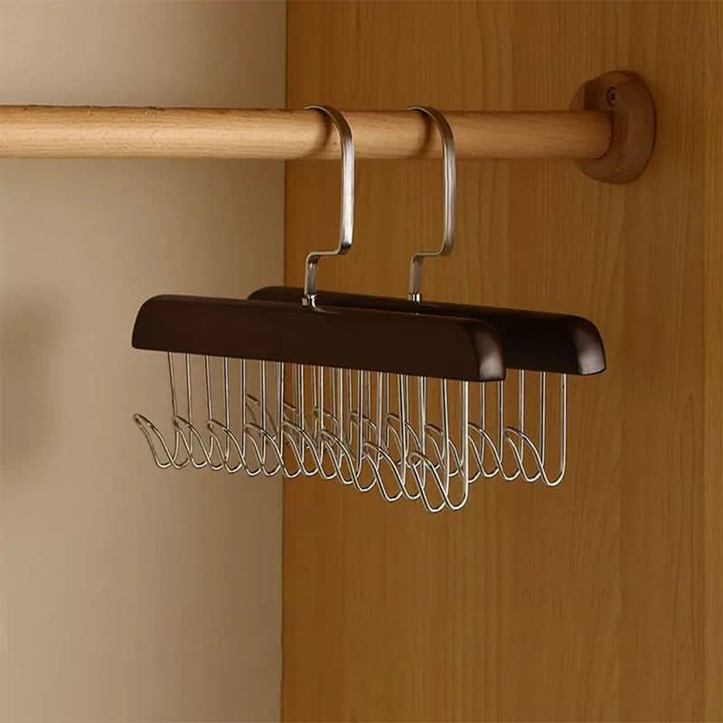 Klädhängare i trä med flera krokar för en elegant förvaring 