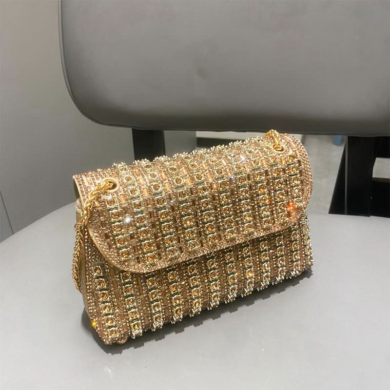 Stråla på kvällen med denna glamourösa clutch med strass 