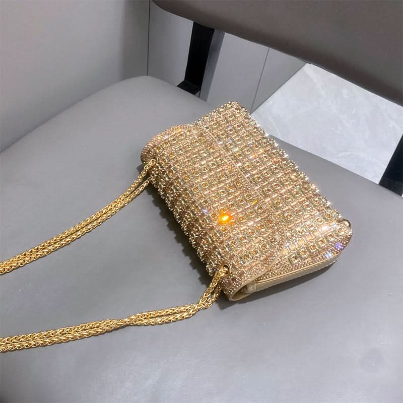 Stråla på kvällen med denna glamourösa clutch med strass 