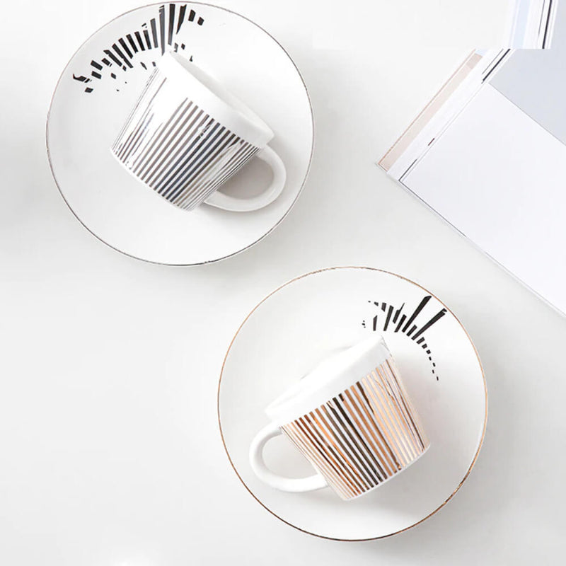 Un caffè stiloso con una tazza che svela un segreto 